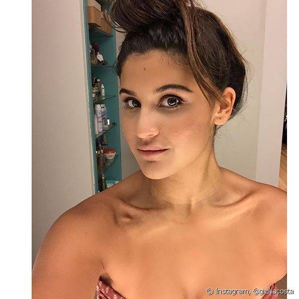Para um look nude, Giulia Costa aposta em cílios volumosos e em blush bronzeador